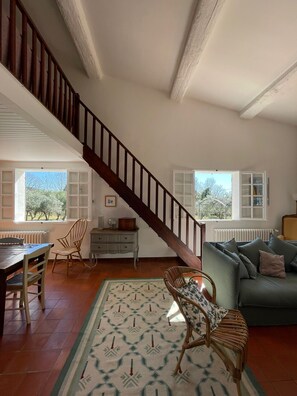 Smart TV, chimenea, tenis de mesa y libros 