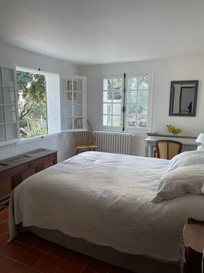 5 Schlafzimmer, Schreibtisch, Bügeleisen/Bügelbrett, Reisekinderbett