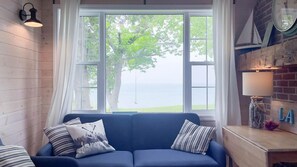 Smart TV, fireplace - Beutt's Beach House - Private Lake Access (Zurich)