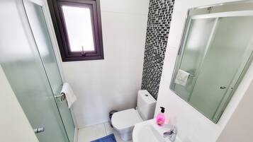 Basic Studio | Bathroom | Shower, towels