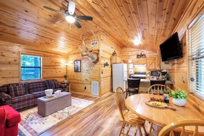 Smart TV, offices - The Lazy Pinecone-1 Bed/1 Bath (Broken Bow)