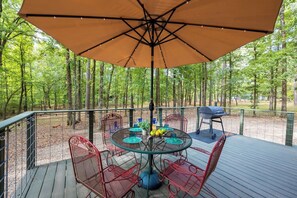 Outdoor dining - The Lazy Pinecone-1 Bed/1 Bath (Broken Bow)
