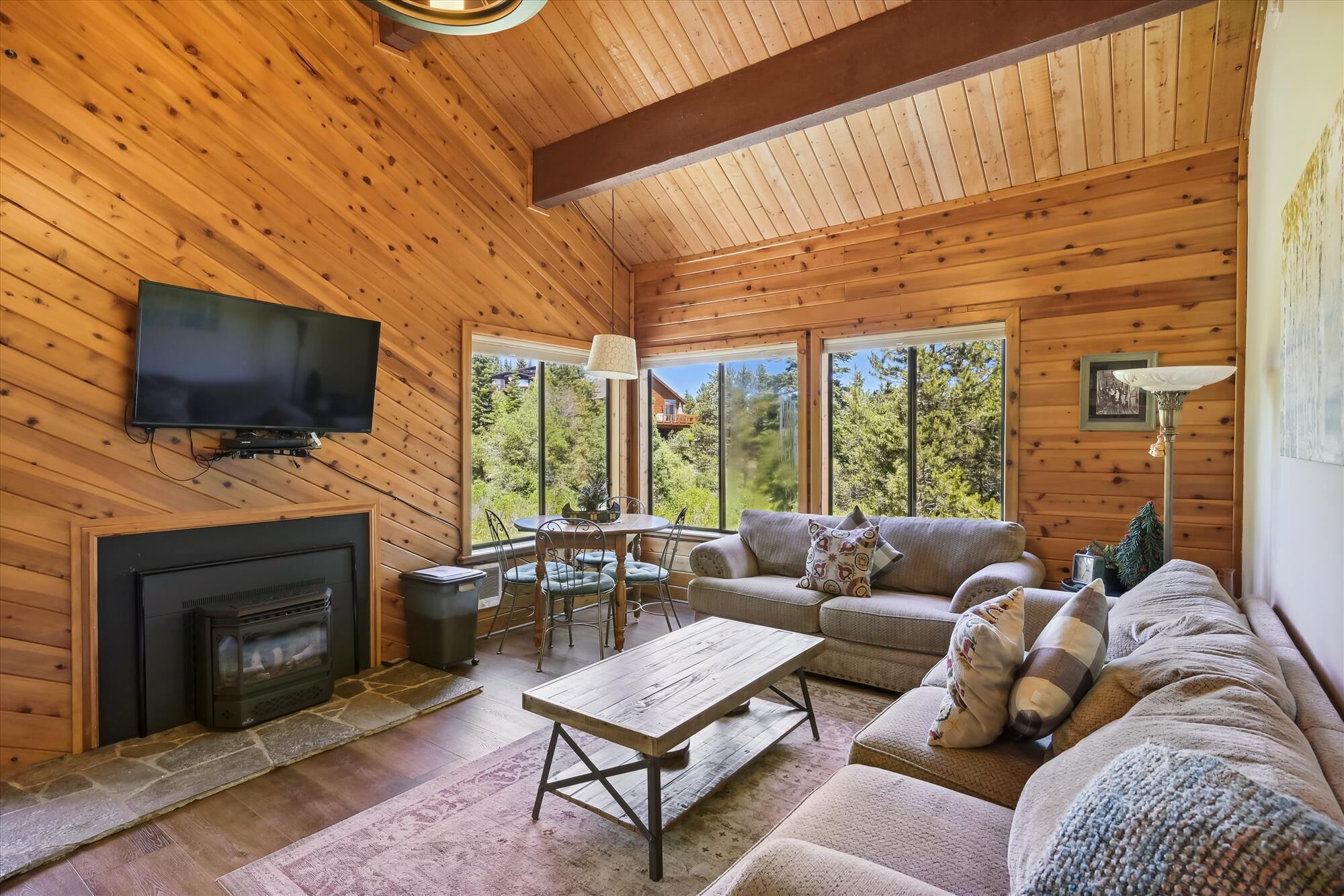 Ski Bowl Condo Great Views. Just Steps from Tahoe Donner Ski Hill