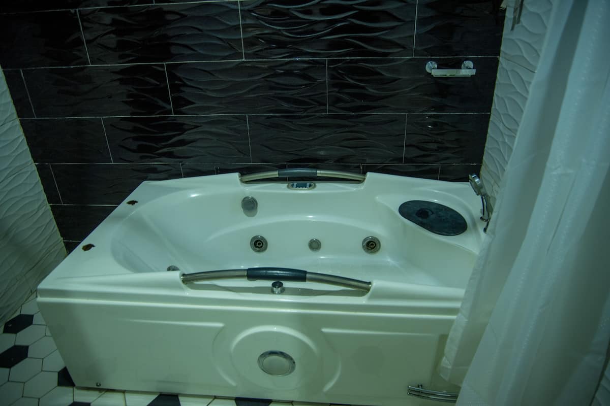 Business Oda | Banyo | Duş/küvet kombinasyonu, jakuzi, ücretsiz banyo/kozmetik ürünleri, havlu