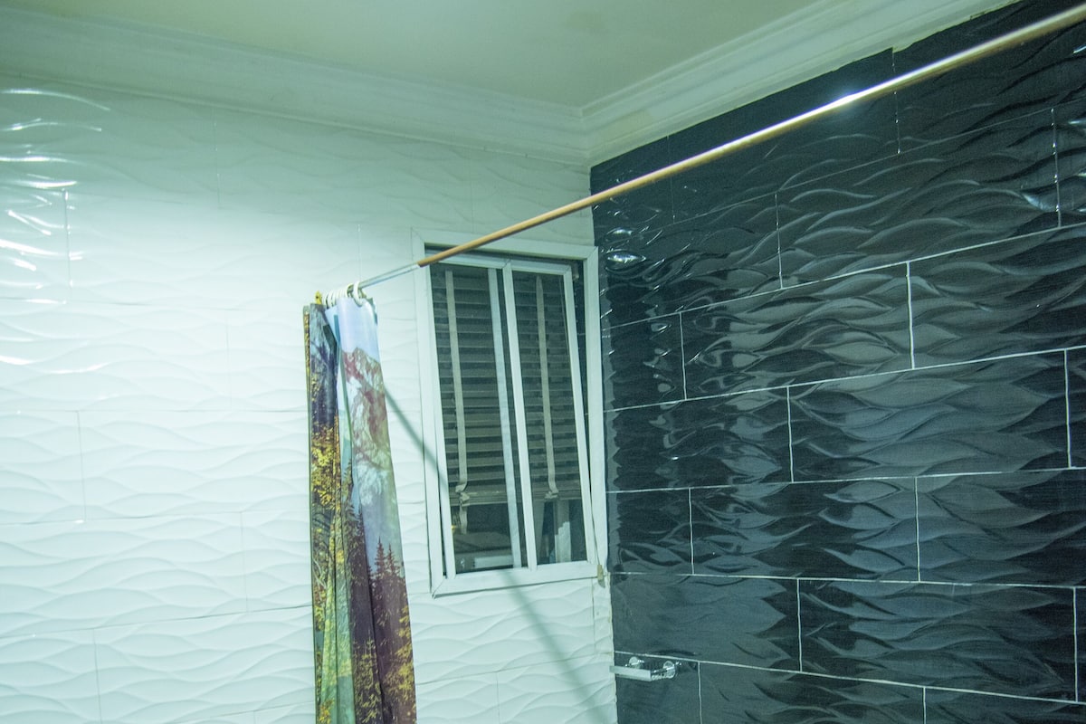 Executive Oda | Banyo | Duş/küvet kombinasyonu, jakuzi, ücretsiz banyo/kozmetik ürünleri, havlu