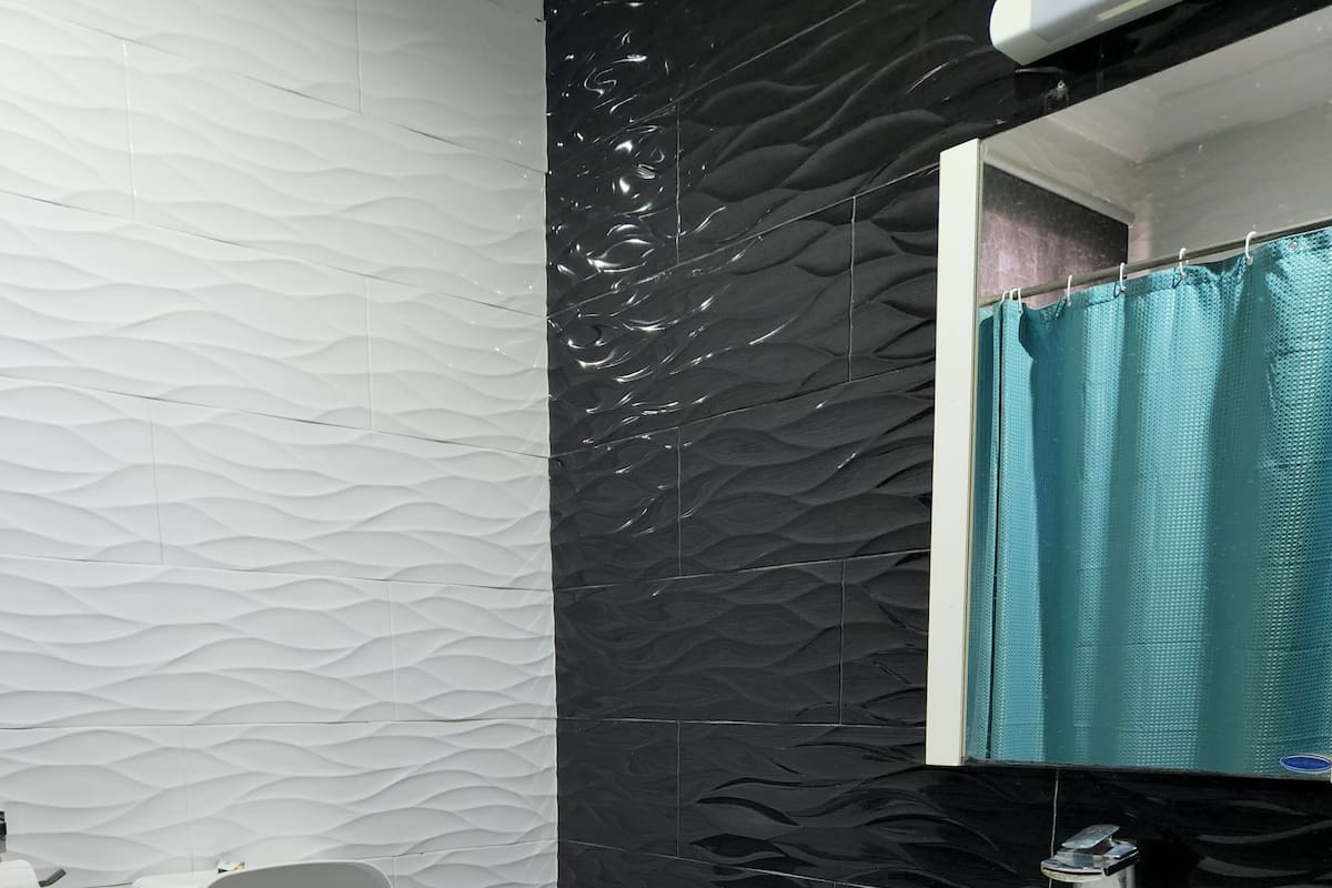 Duş/küvet kombinasyonu, jakuzi, ücretsiz banyo/kozmetik ürünleri, havlu