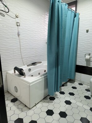 Kombination af bruser/badekar, boblebadekar, gratis toiletartikler