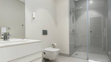 Classic Apartment | Bathroom | Shower, hair dryer, towels, shampoo