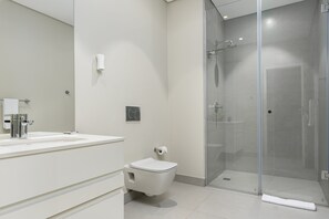 Appartement Classique | Salle de bain | Douche, sèche-cheveux, serviettes fournies, shampoing