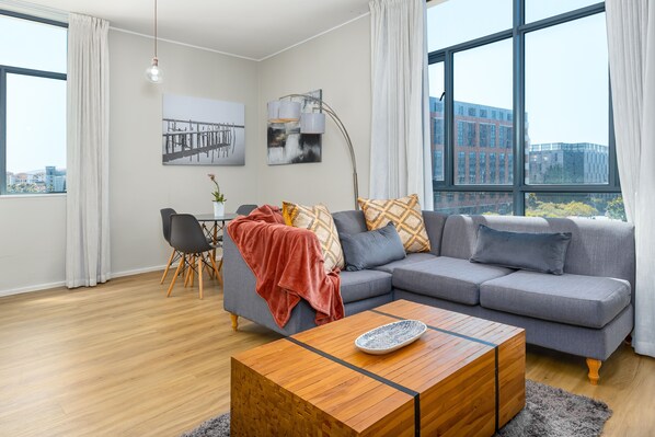 Appartement Classique | Coin séjour | Télévision de 42 pouces avec chaînes par câble, Netflix