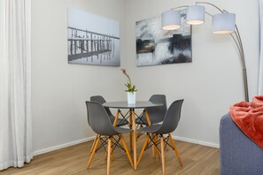 Classic Apartment | In-room dining - The Axis 212 (Cape Town)