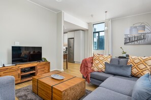 Appartement Classique | Coin séjour | Télévision de 42 pouces avec chaînes par câble, Netflix