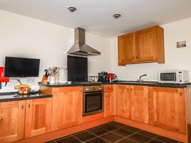 Refrigerador, tetera/pava eléctrica, tostadora, utensilios de cocina