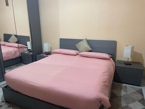 Apartment, 1 King-Bett | 1 Schlafzimmer, Bügeleisen/Bügelbrett, kostenloses WLAN, Bettwäsche