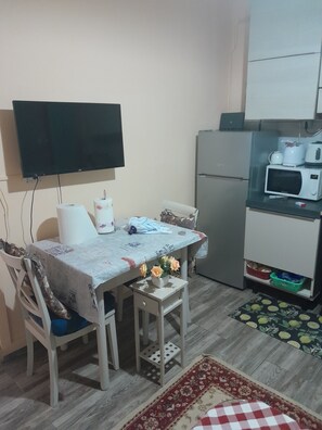 Apartment, 1 King-Bett | Eigene Küche | Kühlschrank, Mikrowelle, Ofen, Herdplatte