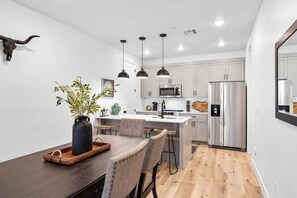 Condo, 3 quartos | Cozinha privada | Geladeira, fogão, cafeteira/chaleira, torradeira