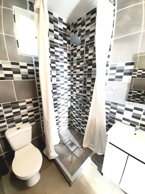 Dusche, Haartrockner, Handtücher, Seife