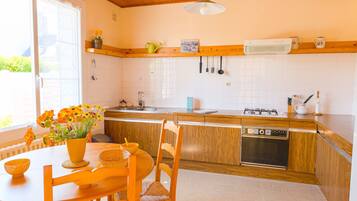 Een koelkast, een microgolfoven, een oven