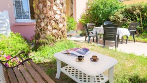 A patio with a white table, two chairs, and a bench. - House for 6 - all on foot (Le Guilvinec)