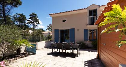 House with pool a few meters from the sea!