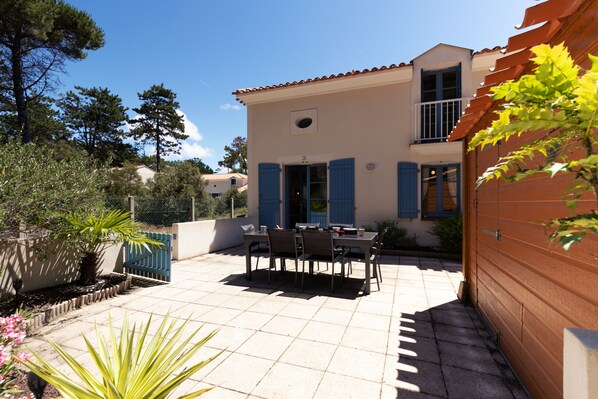 Outdoor dining - 800m from the beach, house for 6 with a pool (Saint-Hilaire-de-Riez)