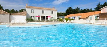 800m from the beach, house for 6 with a pool