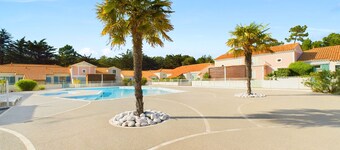 800m from the beach, house for 6 with a pool