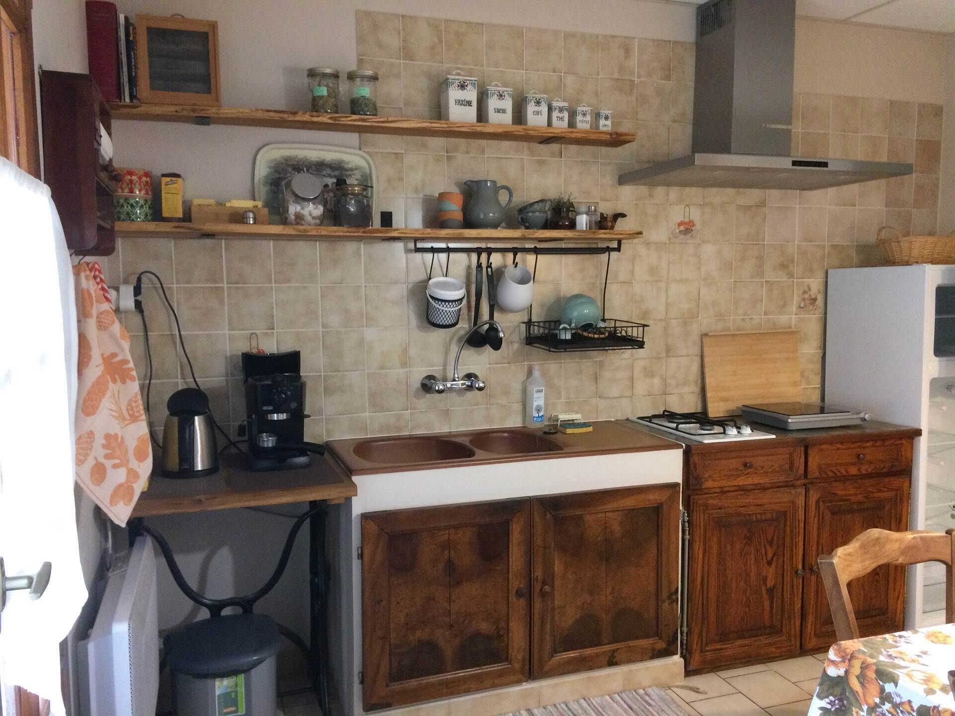 Réfrigérateur, micro-ondes, cafetière/bouilloire, grille-pain