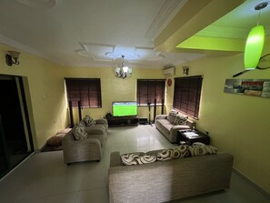 TV - Spacious Entire One Bed apartment in Oniru, VI (Lagos)