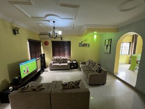 TV - Spacious Entire One Bed apartment in Oniru, VI (Lagos)