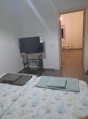1 slaapkamer, een strijkplank/strijkijzer, reisbedje, gratis wifi