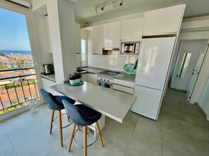 Fridge, microwave, oven, dishwasher - Nerja Paradise Rentals - Morasol Apartment 5 (Nerja)