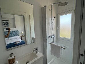 Baignoire, sèche-cheveux, serviettes fournies