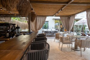 Bar en milieu de piscine