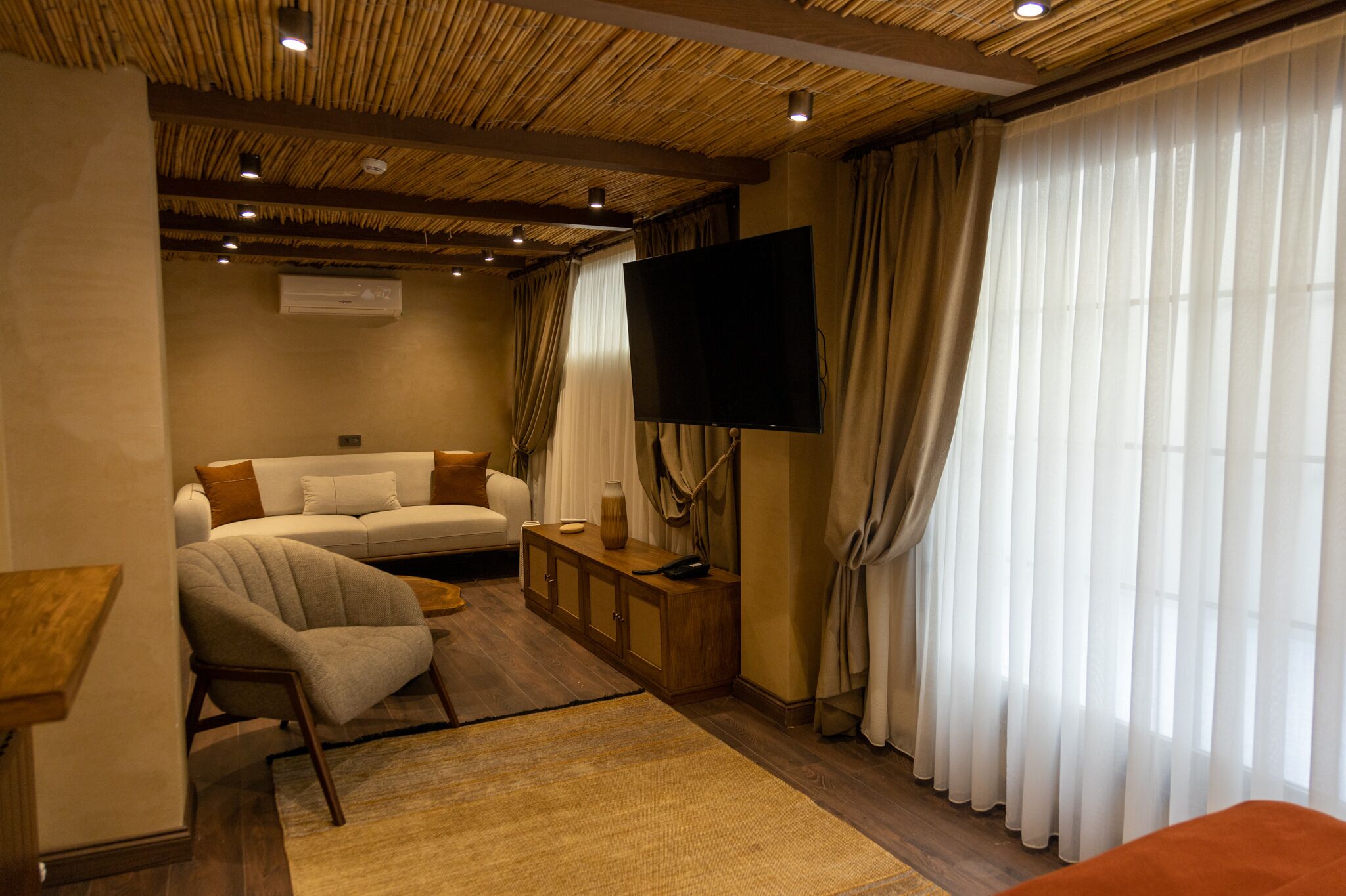 Junior kamer, balkon, hoek | Luxe beddengoed, een minibar, een kluis op de kamer