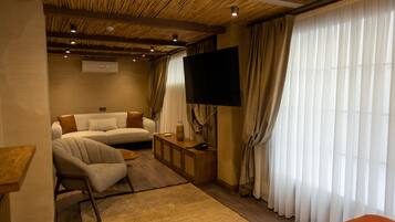 Junior kamer, balkon, hoek | Luxe beddengoed, een minibar, een kluis op de kamer