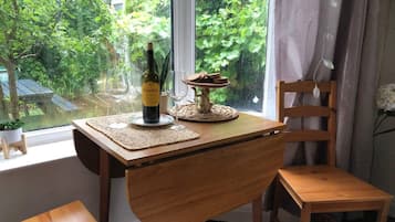 Studio, 1 Queen-Bett | Kostenloses WLAN, Bettwäsche