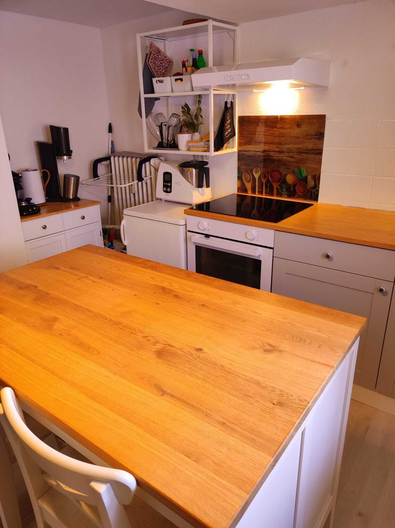 Fridge, oven, stovetop, coffee/tea maker