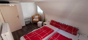 2 室のベッドルーム、デスク、WiFi (無料)、ベッドシーツ