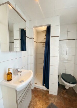 Comfort Room | Bathroom | Shower, hair dryer, towels, soap - Apart'Moment SMART - Le Nid Douillet (Bourbourg)