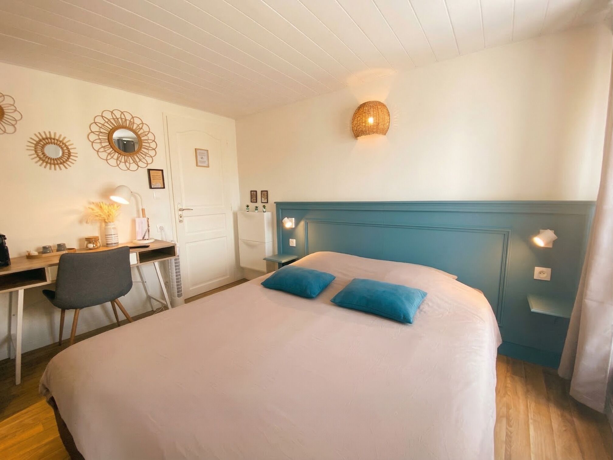 Comfort Room | Laptop workspace, free WiFi, bed sheets