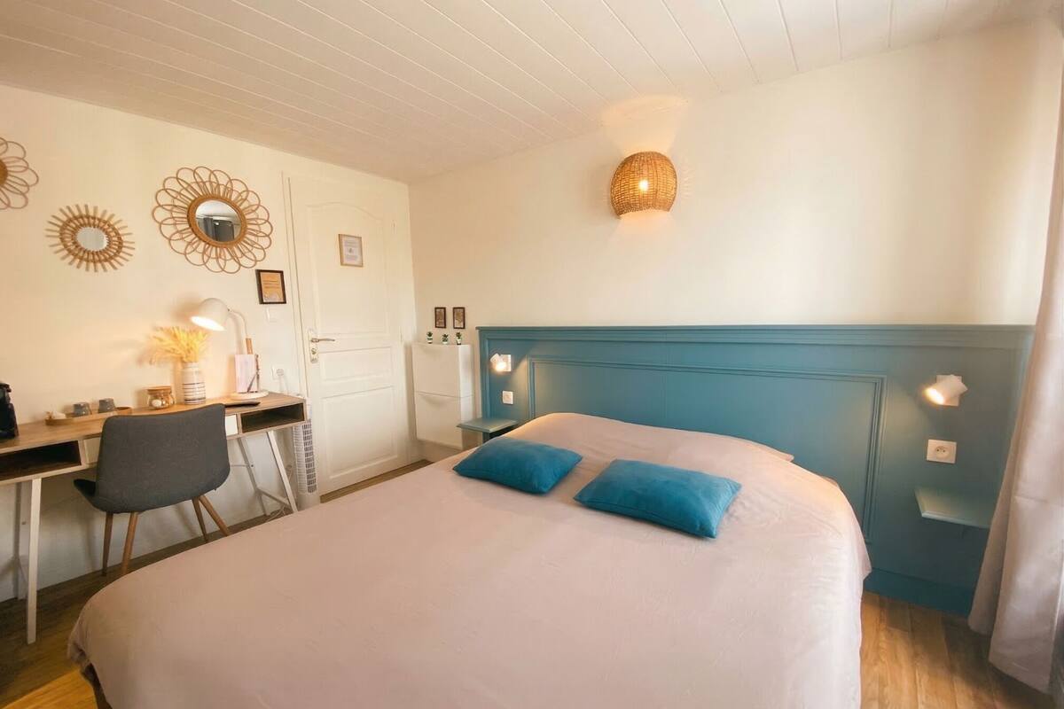 Comfort Room | Laptop workspace, free WiFi, bed sheets