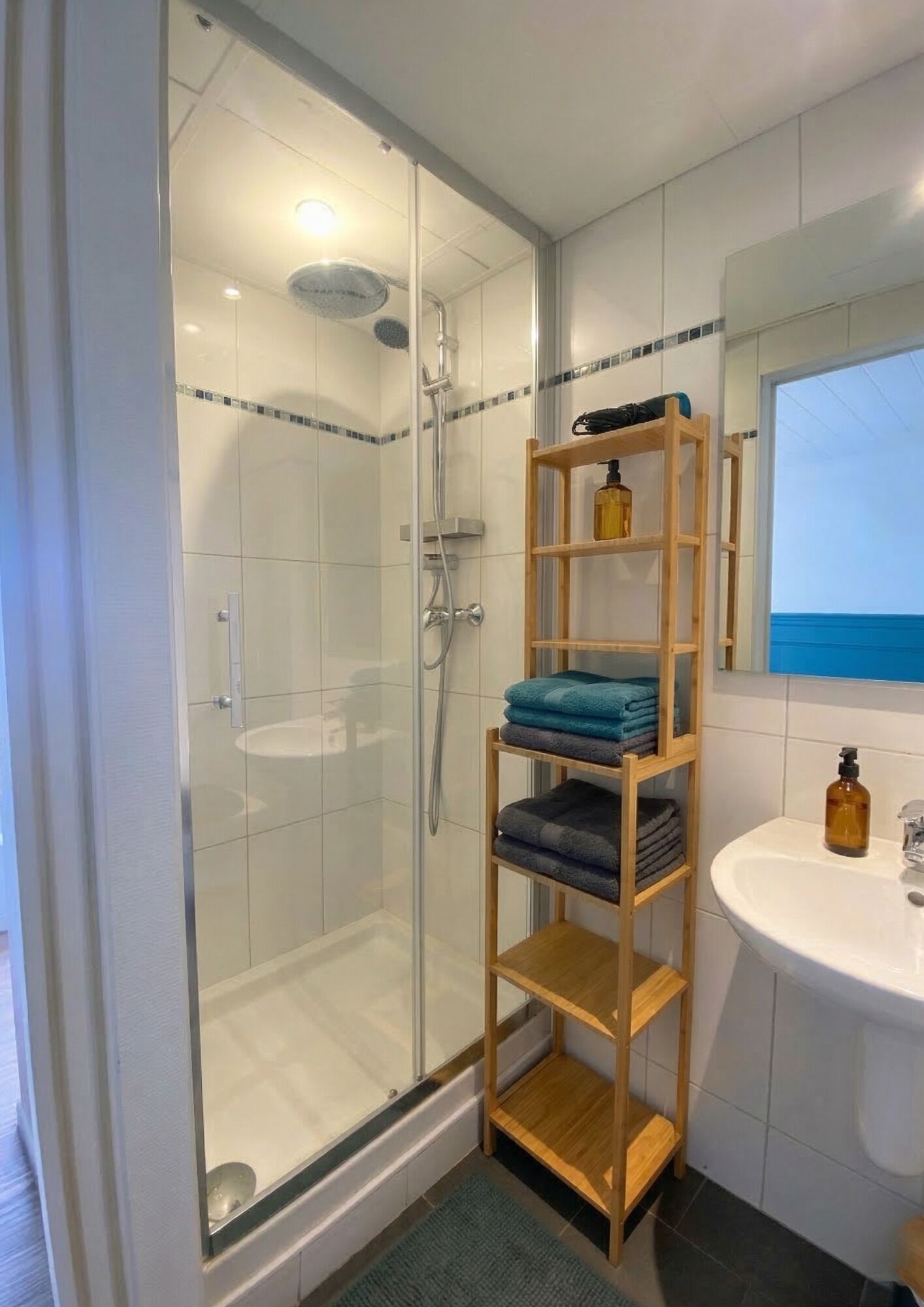 Chambre Confort | Salle de bain | Douche, sèche-cheveux, serviettes fournies, savon