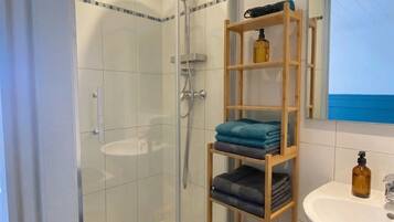 Chambre Confort | Salle de bain | Douche, sèche-cheveux, serviettes fournies, savon