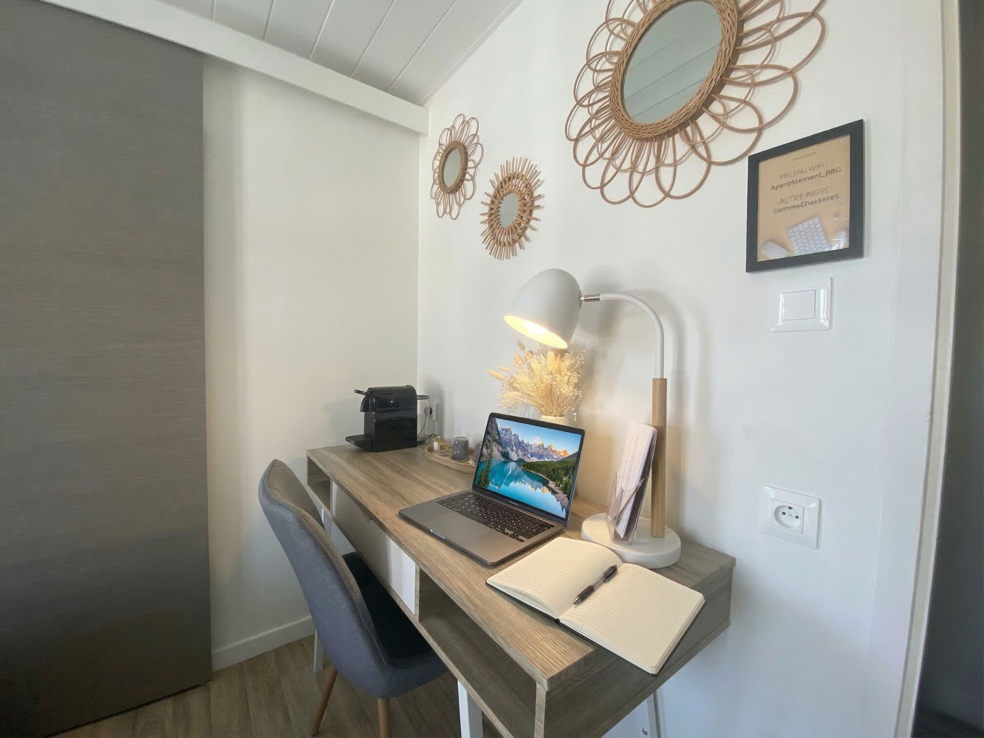 Chambre Confort | Espace de travail pour ordinateur portable, fer et planche à repasser