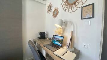 Chambre Confort | Espace de travail pour ordinateur portable, fer et planche à repasser