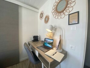 Chambre Confort | Espace de travail pour ordinateur portable, fer et planche à repasser