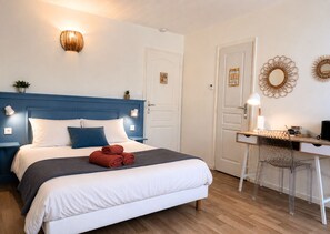 Laptop workspace, iron/ironing board, free WiFi, bed sheets - Apart'Moment SMART - Le Nid Douillet (Bourbourg)