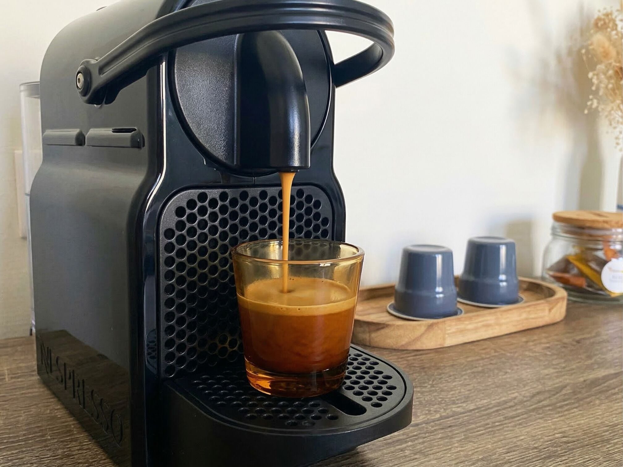 Une machine à café qui verse du café dans un verre.