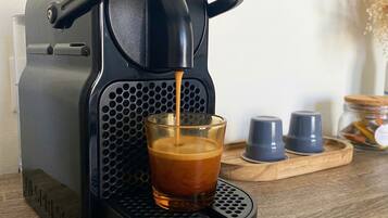 Une machine à café qui verse du café dans un verre.